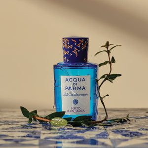Acqua di Parma Fico di Amalfi kvepalai ant mėlynų plytelių su šakelėmis