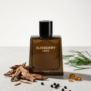 Burberry Hero Parfum parfüümi pudel seedrilaastude ja männiokastega – mehelik puidu aroom, Aroma Tale