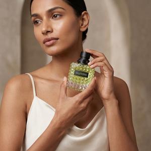 Valentino Donna Born In Roma Green Stravaganza EDP parfüümipudel modelli kätes – Aromatale