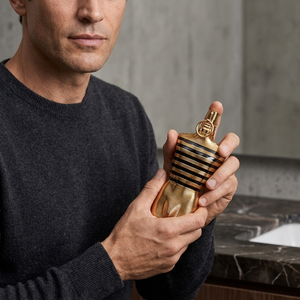 Mees hoiab Jean Paul Gaultier Le Male Elixir parfüümipudelit