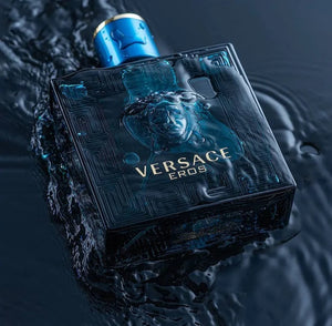 Versace Eros – värske, meeleline meeste parfüüm. Pudeli foto sügavas vees peegeldab piparmündi ja rohelise õuna noote.