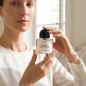 Byredo Black Saffron EDP kvepalų buteliukas modelio rankose – Aromatale