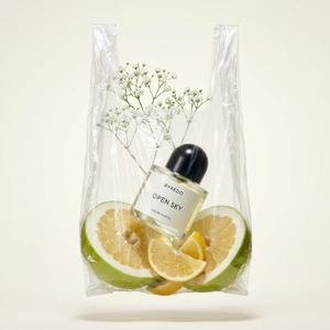 Byredo Open Sky EDP kvepalų buteliukas skaidriame maišelyje su citrusais – Aromatale