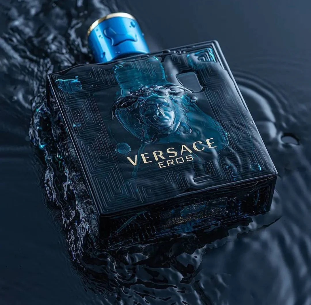 Versace Eros – gaivūs, jausmingi vyriški kvepalai. Buteliuko nuotrauka giliame vandenyje atspindi mėtos ir žaliojo obuolio natas.