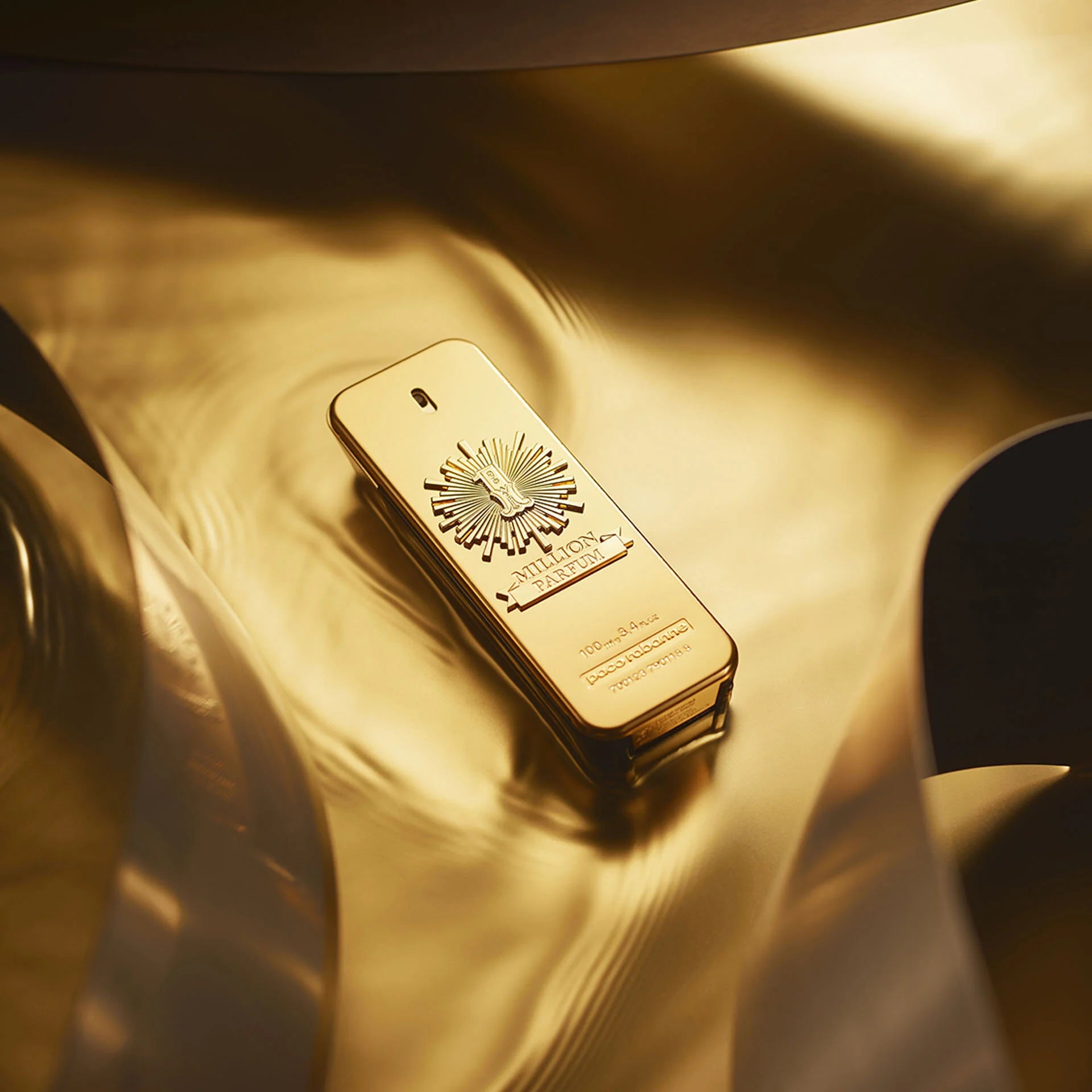 Paco Rabanne 1 Million EDP kvepalai ant auksinio fono – Aromatale