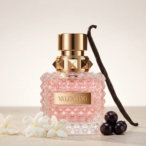 Valentino Donna EDP kvepalų buteliukas žiedų ir uogų kompozicijoje – Aromatale