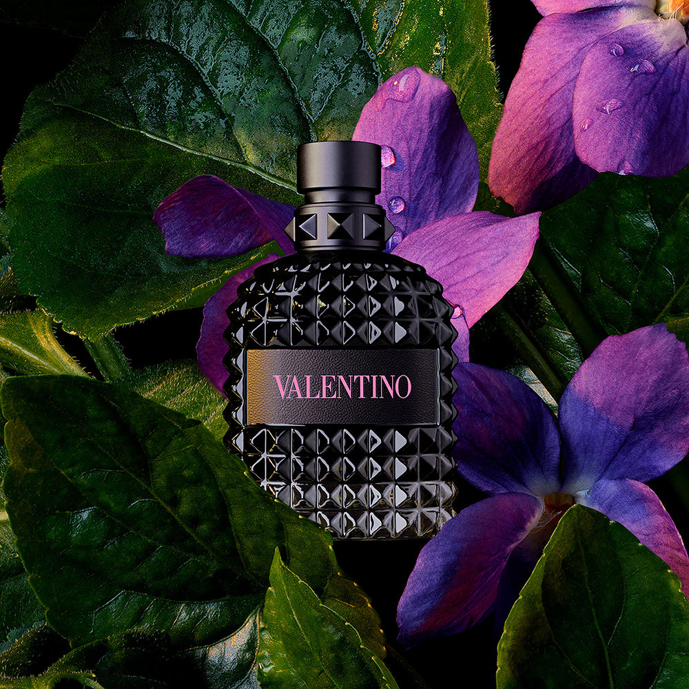 Valentino Uomo Born in Roma kvepalai tarp violetinių gėlių – Aromatale